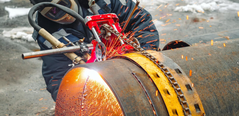 working-welder-cuts-metal-sparks-fly-gas-cutting-large-diameter-pipes-with-acetylene-oxygen-industrial-metal-cutting-oil-gas-industry